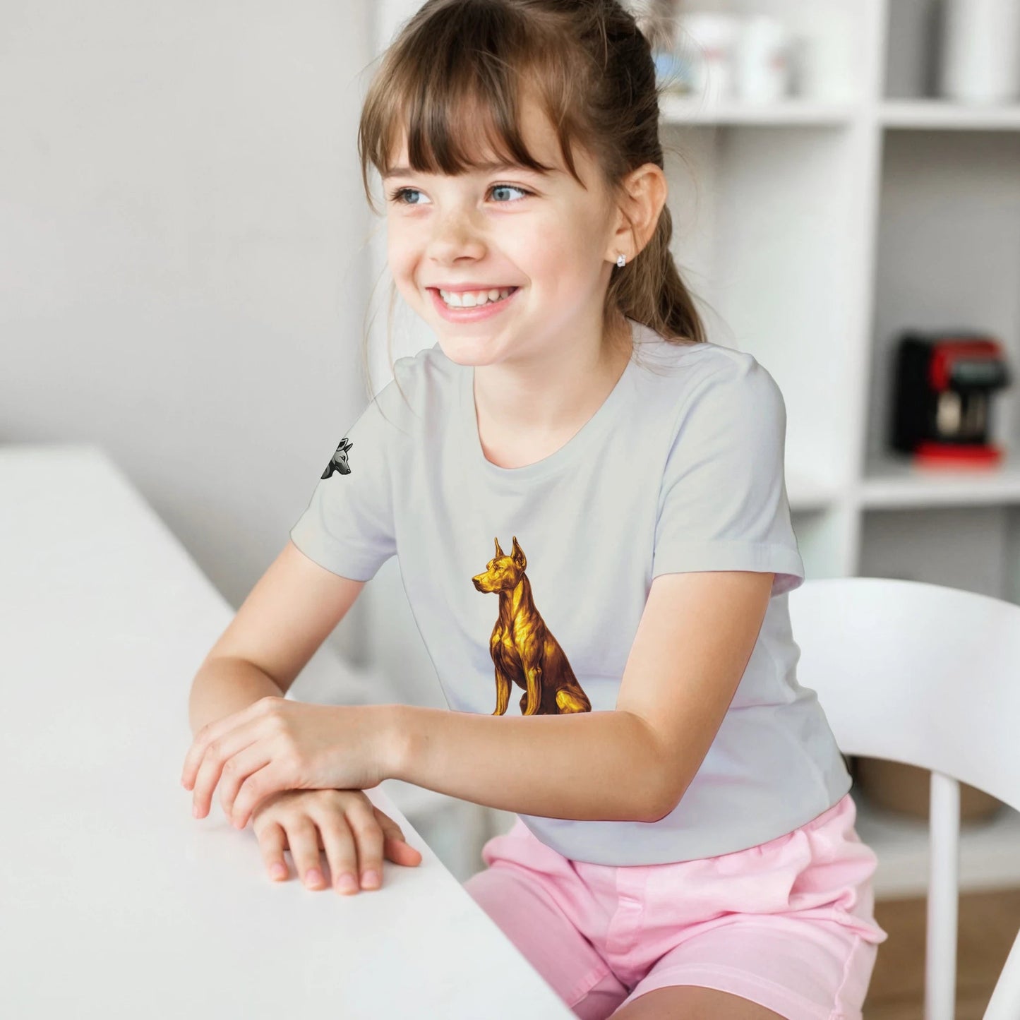 Marque MolossDesign | T-shirt enfant classique ras du cou Dobermann doré assis1 avec logo sur manche droite MolossDesign