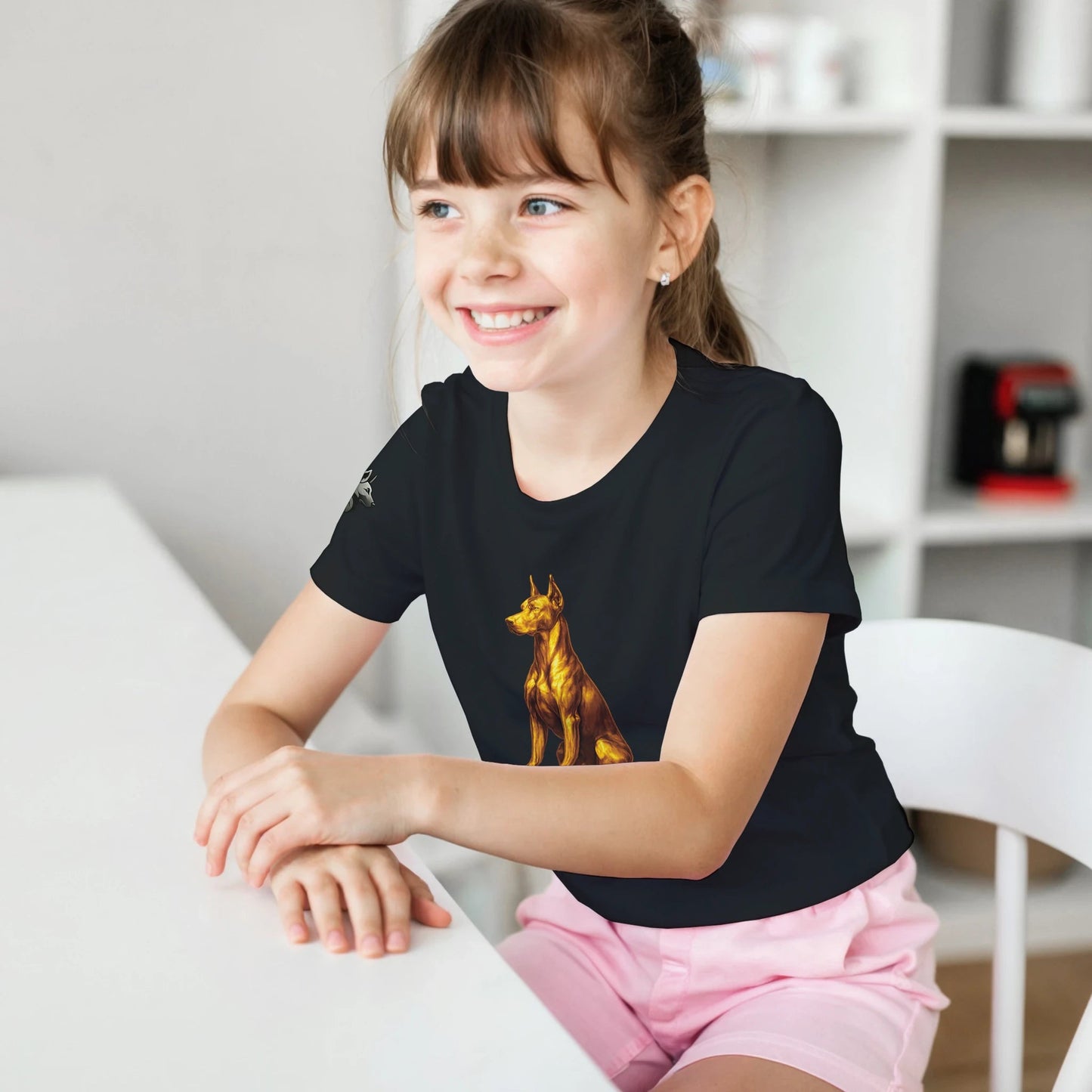 Marque MolossDesign | T-shirt enfant classique ras du cou Dobermann doré assis1 avec logo sur manche droite MolossDesign