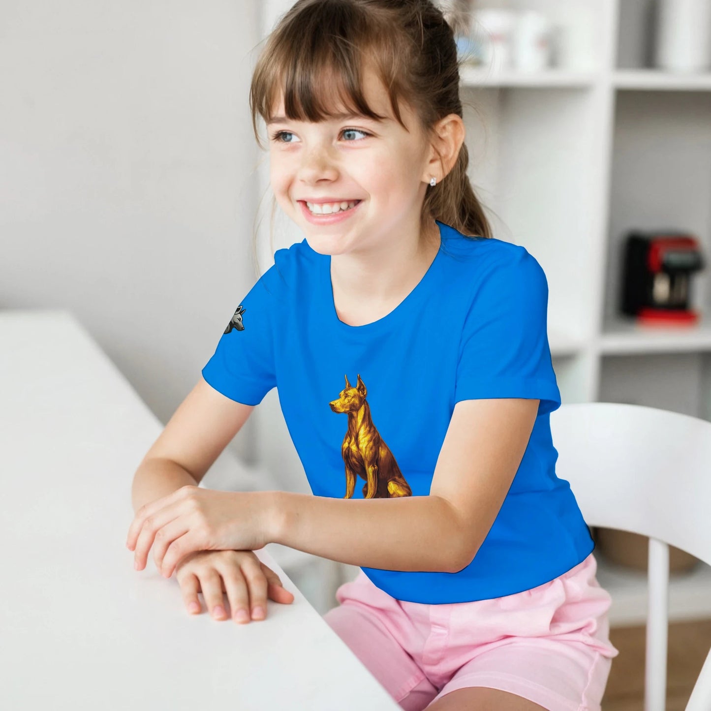 Marque MolossDesign | T-shirt enfant classique ras du cou Dobermann doré assis1 avec logo sur manche droite MolossDesign