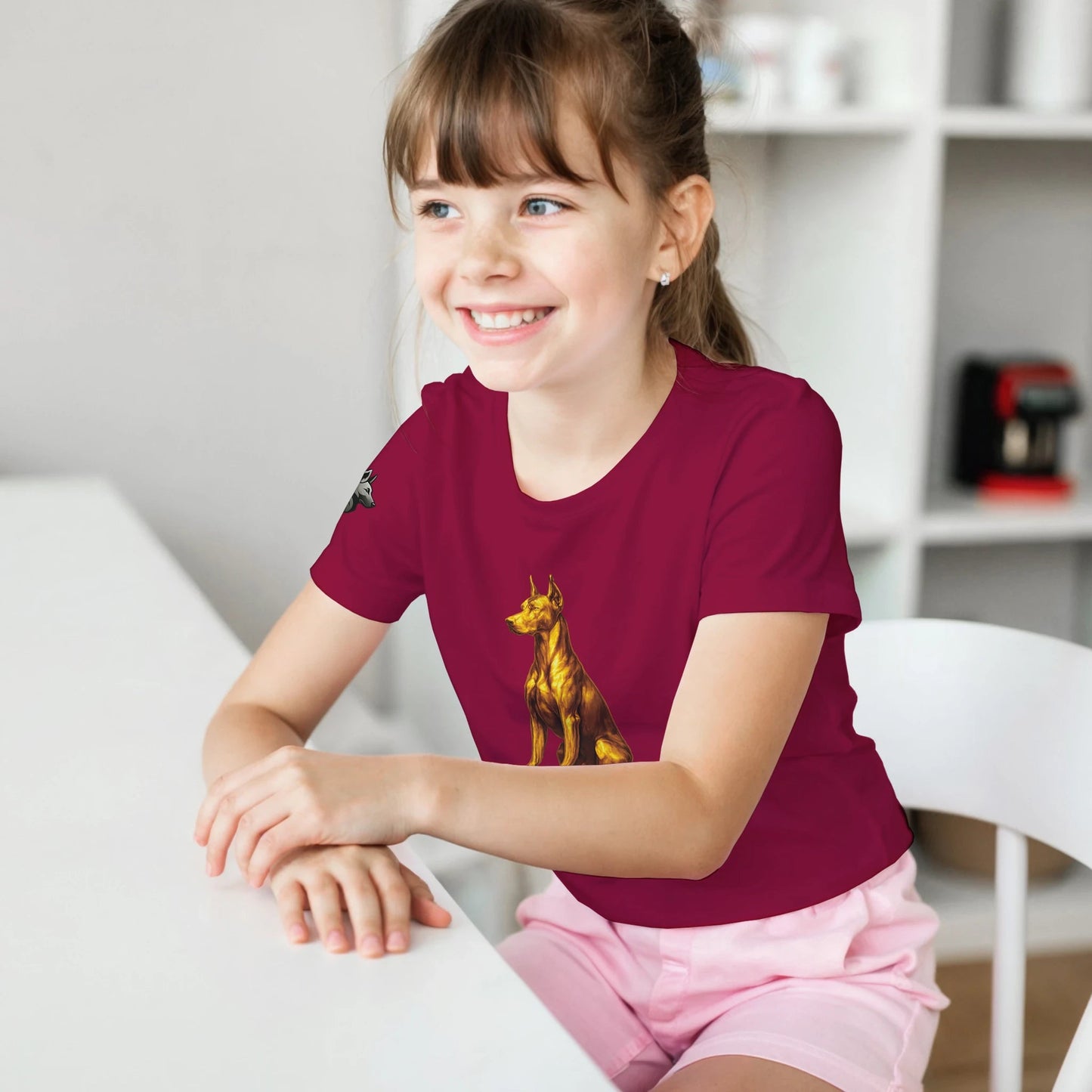Marque MolossDesign | T-shirt enfant classique ras du cou Dobermann doré assis1 avec logo sur manche droite MolossDesign