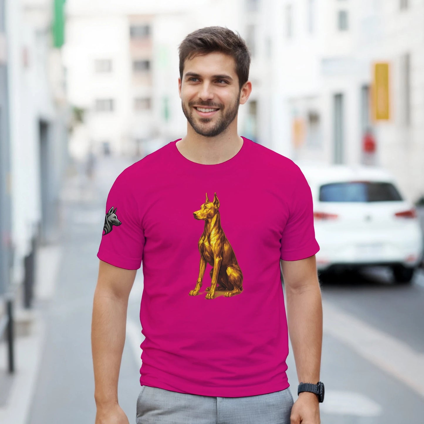T-shirt adulte unisexe épais ras du cou fuchsia Dobermann doré assis
