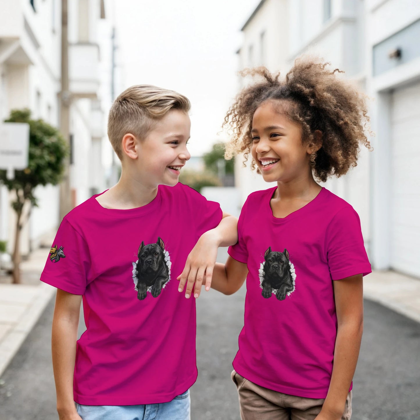 T-shirt enfant fuchsia Cane Corso trou mur